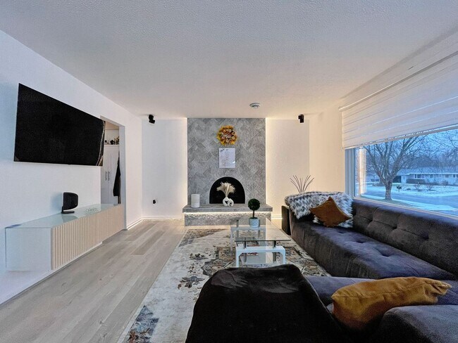 Foto del edificio - Sparkling Newly Remodeled Beauty with Fenc...