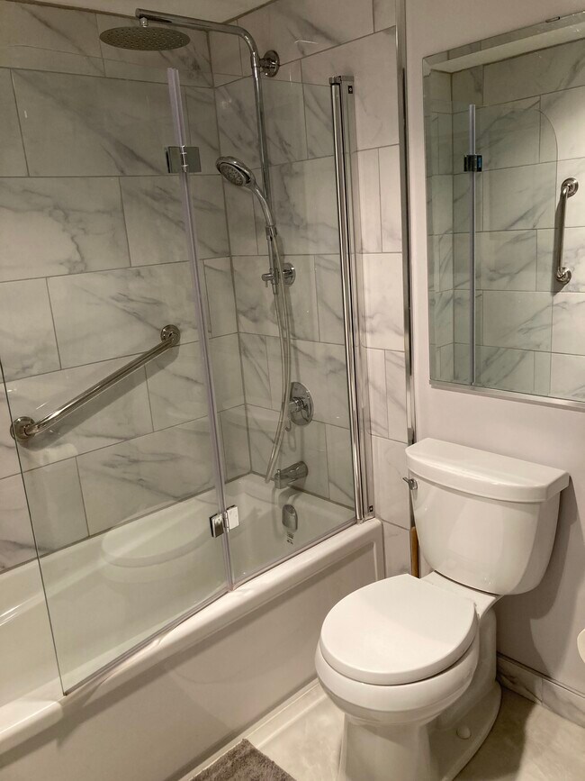 Photo du bâtiment - 2210 Cadboro Bay Rd