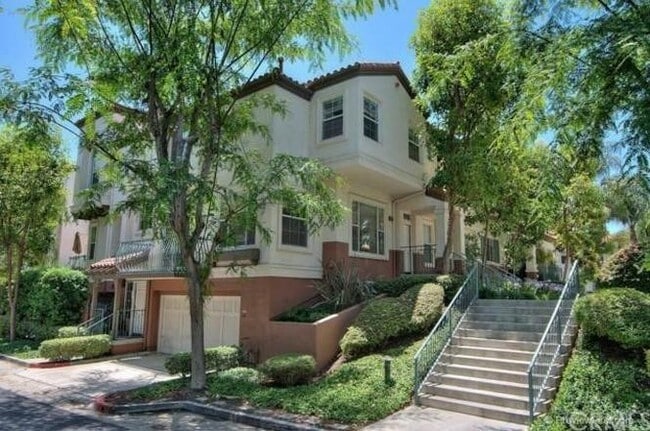 Building Photo - Spacious Tri-Level Townhome in Tustin Ranch