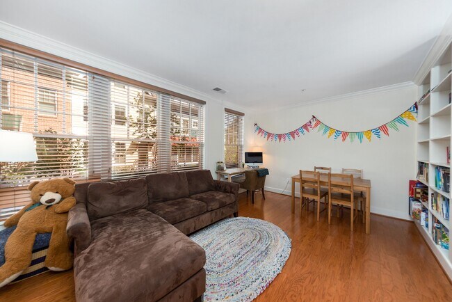 Foto del edificio - 42 Ellsworth Heights St