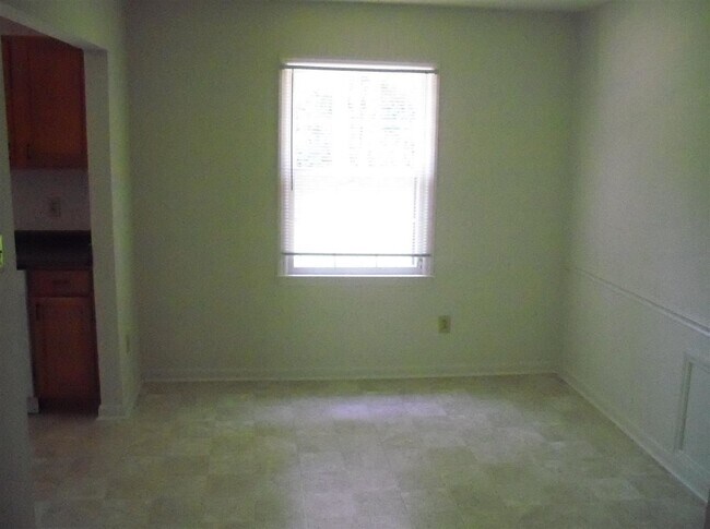 Building Photo - 105 Greenbriar Dr