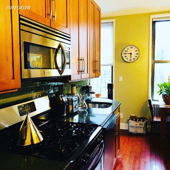 Building Photo - 516 E 84th St