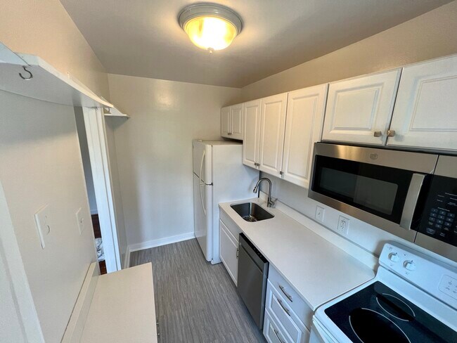 Building Photo - 5 E Glebe Rd