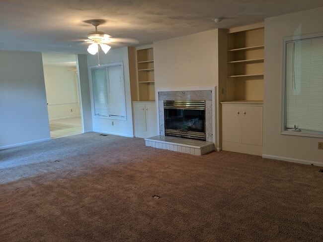 Foto del edificio - 3 BEDROOM 3 BATH DUPLEX NEAR MILITARY BASES
