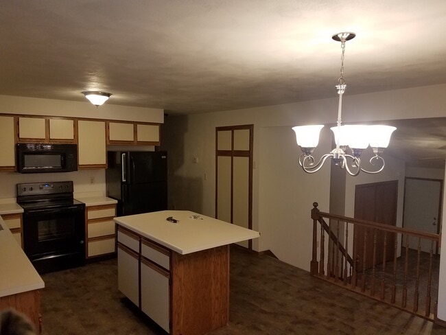 Building Photo - 2220-2 Skylark Dr