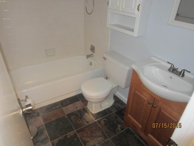 Building Photo - Columbia County charmer!