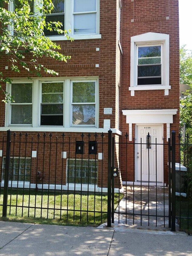 front of building - 4239 W Maypole Ave
