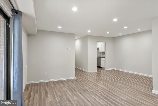 Foto del edificio - 10720 West Dr