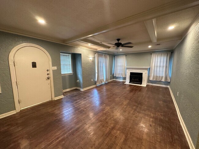 Foto del edificio - Charming 2bedroom could use one of the roo...