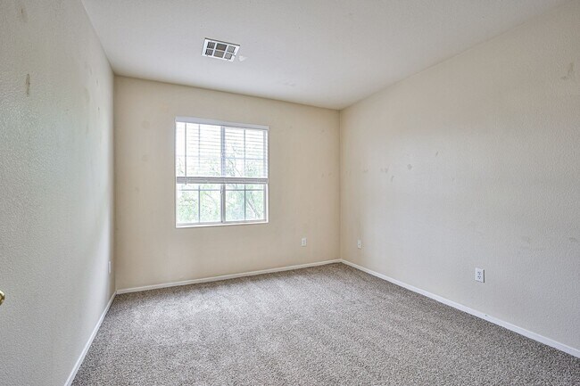 Foto del edificio - BEAUTIFUL TWO STORY HOME LOCATED IN GATED ...
