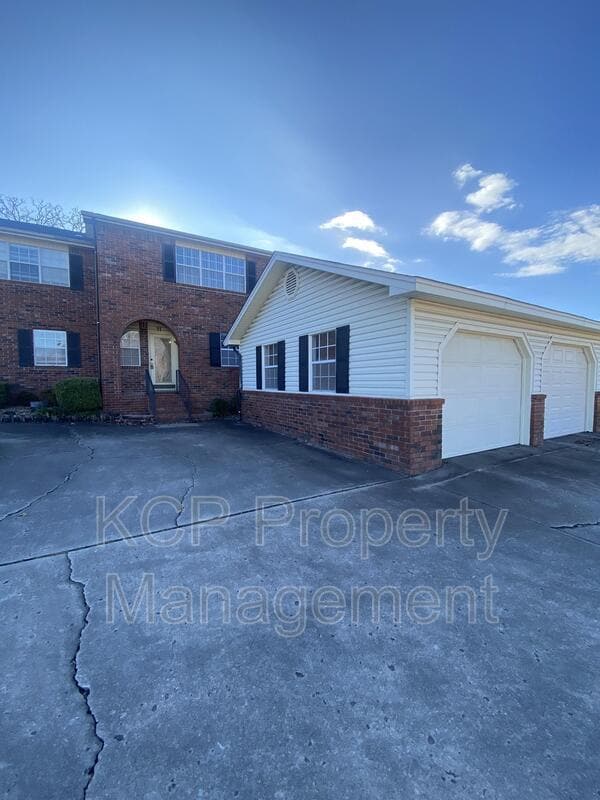 Building Photo - 2600 Brooken Hill Dr
