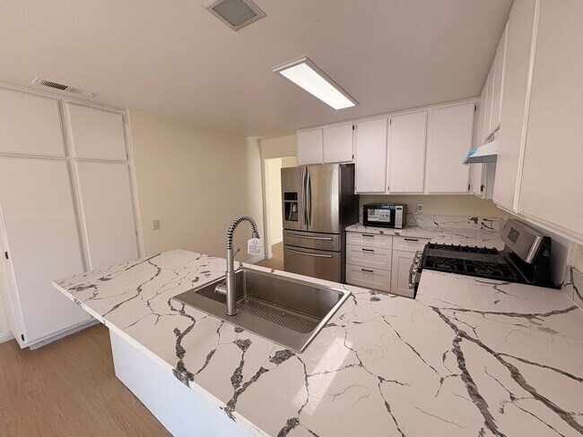 Building Photo - Rancho Cucamonga Gem – Stylish Single-Story Home with Pool, Jacuzzi, and Marble Finishes