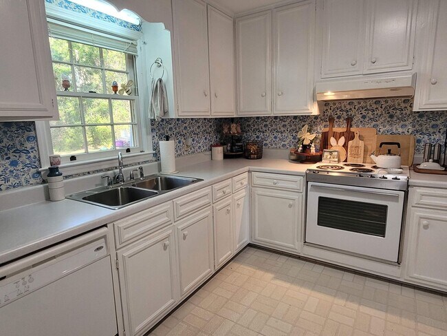 Building Photo - Charming Brick Ranch Oasis in Valdosta, GA...