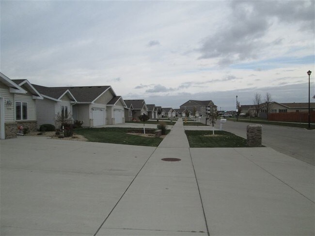 Building Photo - 2 br, 2 bath Townhome - 2222 PEMBROOKE DRIVE