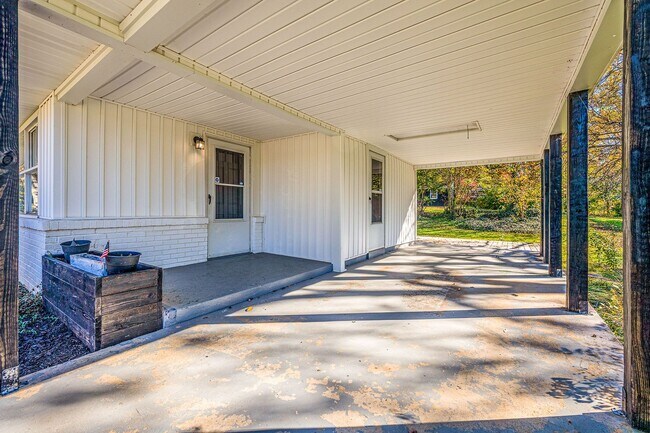 Foto del edificio - Newly Remodeled 3 Bedroom Home in Knoxville | Fenced Yard | Washer & Dryer Included