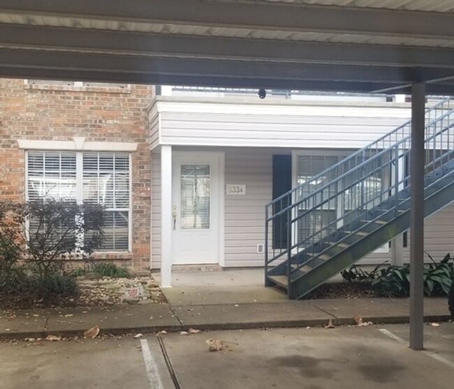 Building Photo - 533 Versailles Blvd