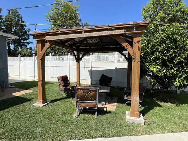 Wonderful sitting area - 22149 Victory Blvd