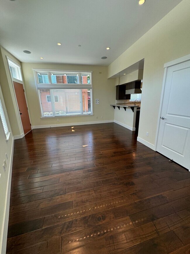 Foto del edificio - Modern 2 Bed / 1.5 Bath Home w/ Rooftop Deck; Garage w/ EV Outlet