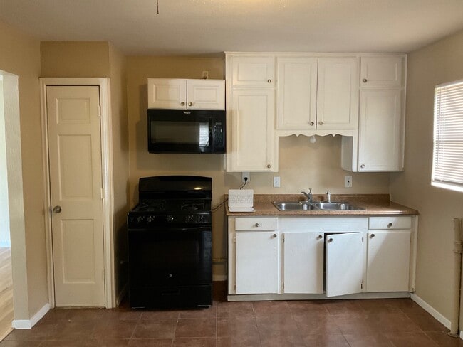 Building Photo - "Charming 4-Bedroom Home at 1512 Elaine Pl...
