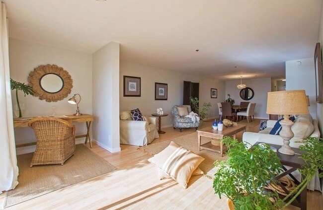 Building Photo - Live by the Bay: Renovated 2 Bed, 2 Bath