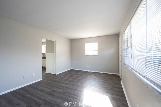 Foto del edificio - Charming 2-Bedroom Duplex in Indianapolis with Modern Amenities!