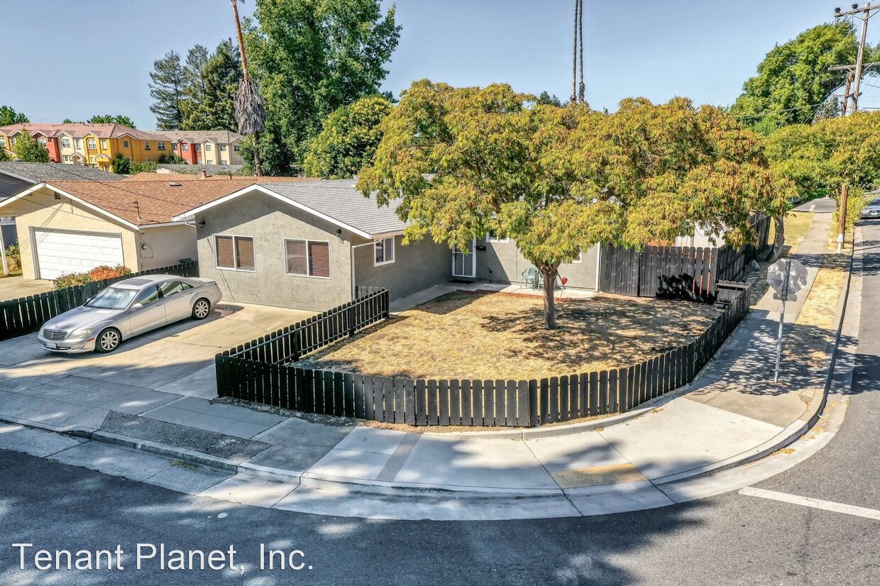 Primary Photo - 5 br, 3 bath House - 42290 Blacow Rd