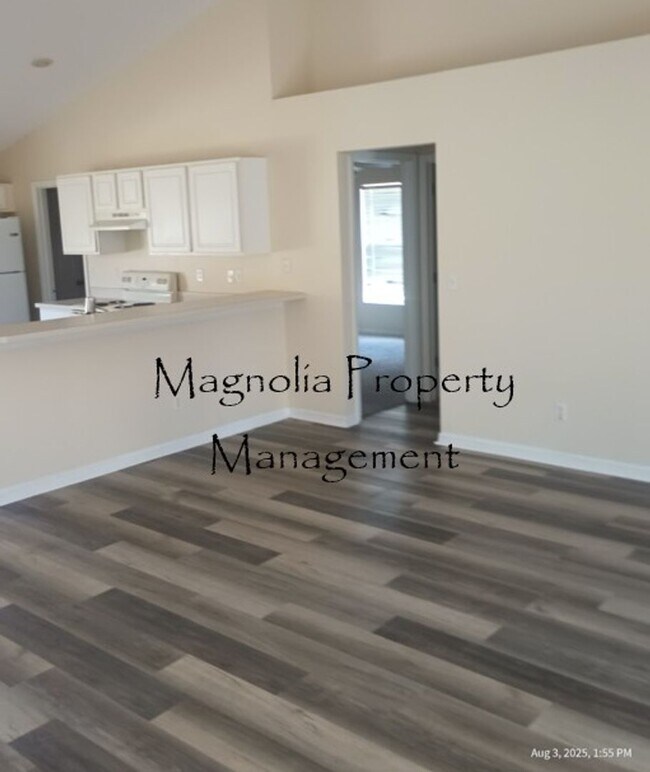 Building Photo - 4 Bedroom 2 Bathroom Home