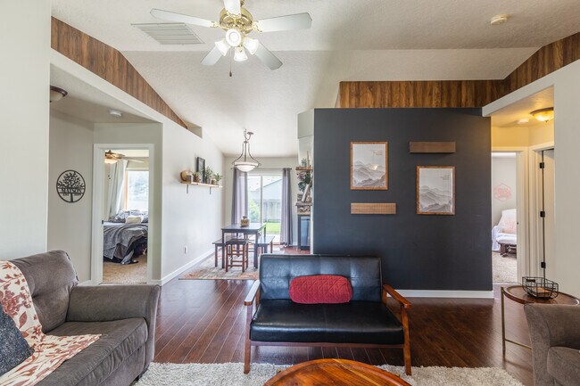 Foto del edificio - 4911 Buffalo Grass Ave