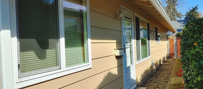 Foto del edificio - *$500 OFF FIRST FULL MONTH'S RENT* Charmin...