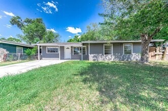 Building Photo - 5711 Lyndhurst Dr