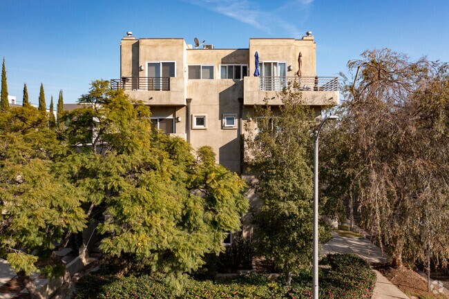 Foto del edificio - 438 Arnaz Dr