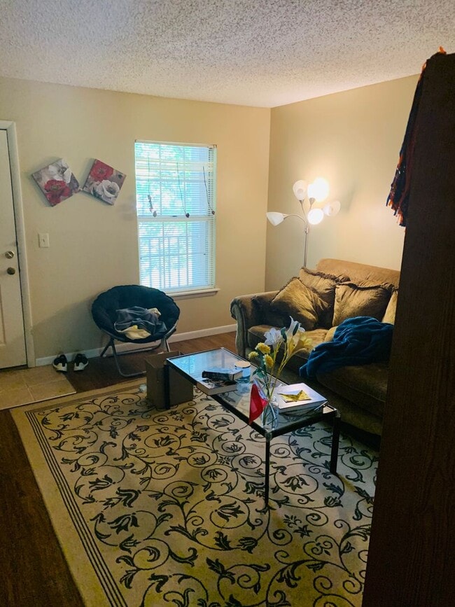 Building Photo - 144 E University Dr