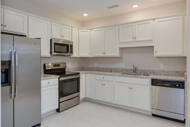 Building Photo - 70 Fordway Ext