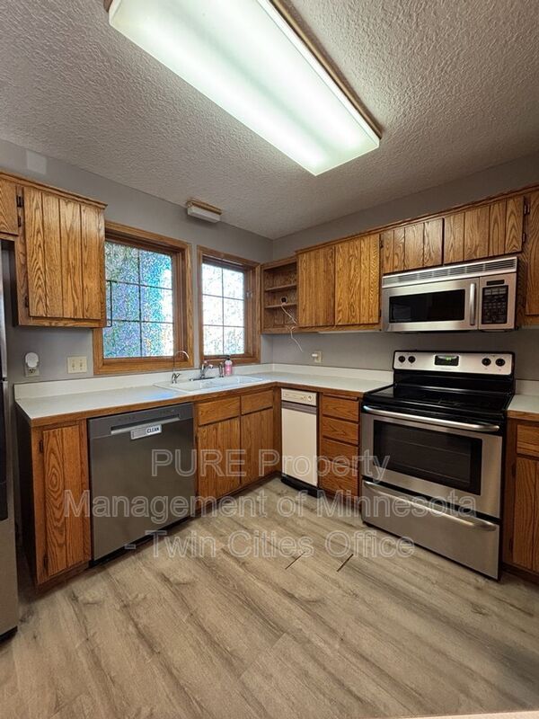 Building Photo - 645 Sullivan Dr NE