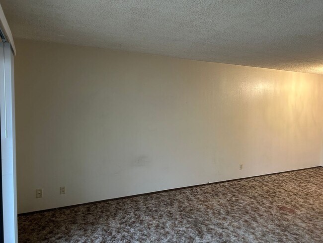 Foto del edificio - **3RD FLOOR CONDO NEAR VIRIGINA LAKE - LAK...