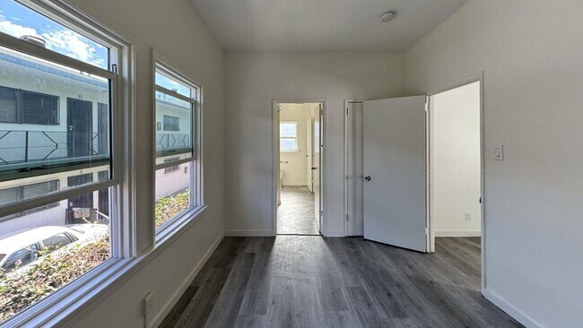 Foto del edificio - 1260 W 39th St