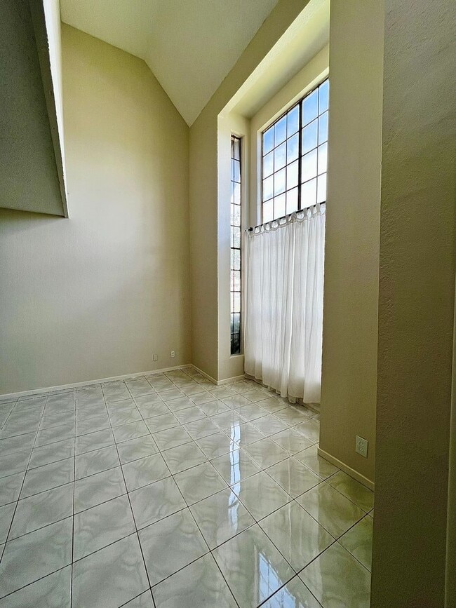 Building Photo - TWO BEDROOM TOWNHOME WITH VAULTED CEILING AND GRAND FRONT WINDOWS