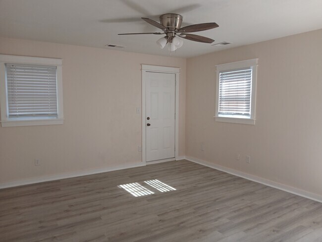 Building Photo - 220 57th St