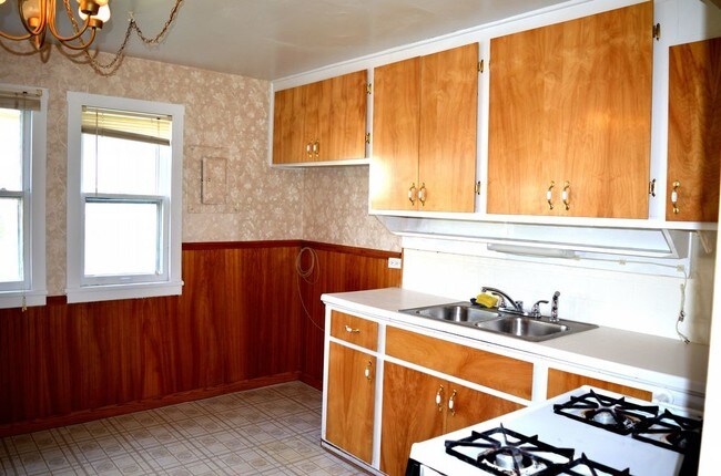 Building Photo - Beautiful unit of duplex