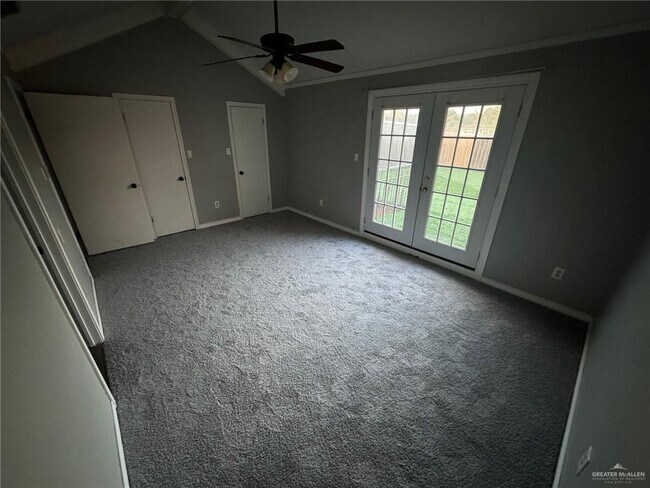 Foto del edificio - 1126 Redbud Ave