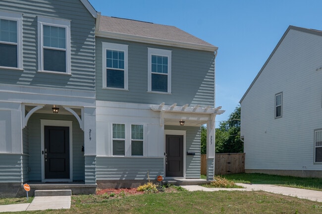 Building Photo - 223 Hoskins Ave Dr