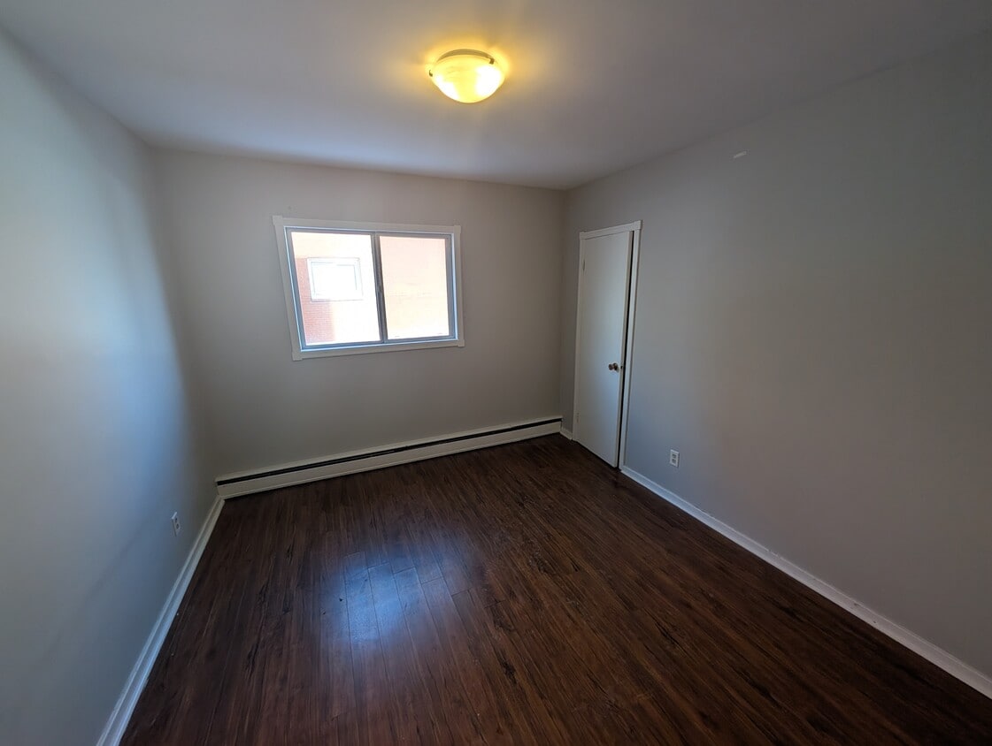 Building Photo - Spacious 2 Bed Unit - Rent March 1