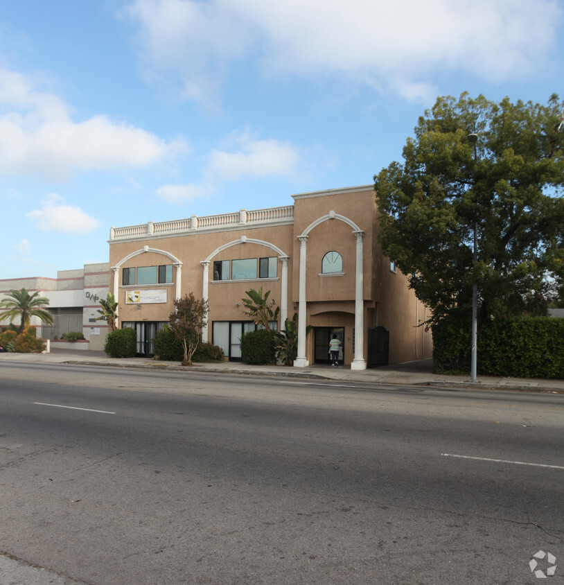 Building Photo - 14037 Vanowen St