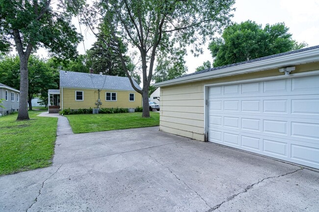 Building Photo - Recently Updated Single Family Home Available