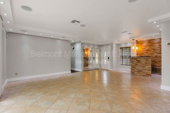 Foto del edificio - 283 N Ranger Blvd