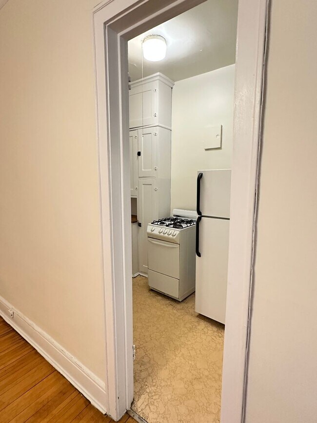 Foto del edificio - Studio Lakes Uptown Apartment, Blocks from...