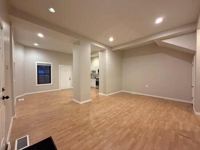 Foto del edificio - 2121 N California Ave