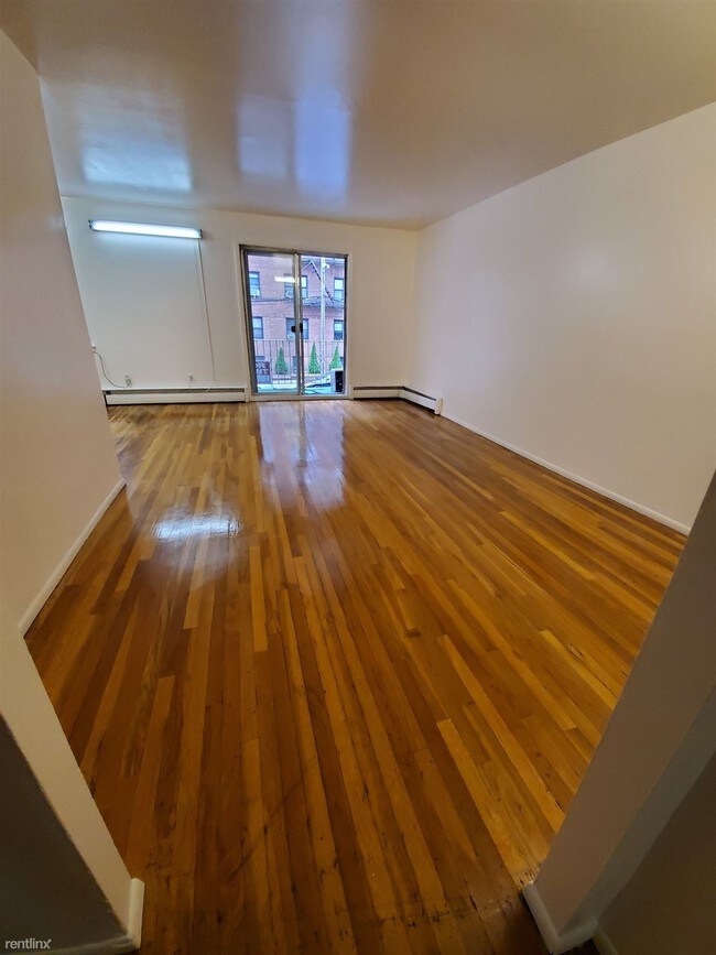 Building Photo - 3 br, 1.5 bath Townhome - 6553 Booth St 2