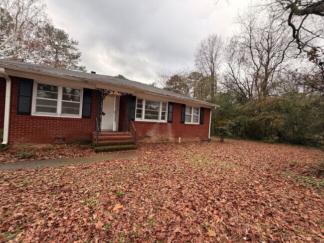 Foto del edificio - Brick 3/1.5 House in West Rome- $1,250