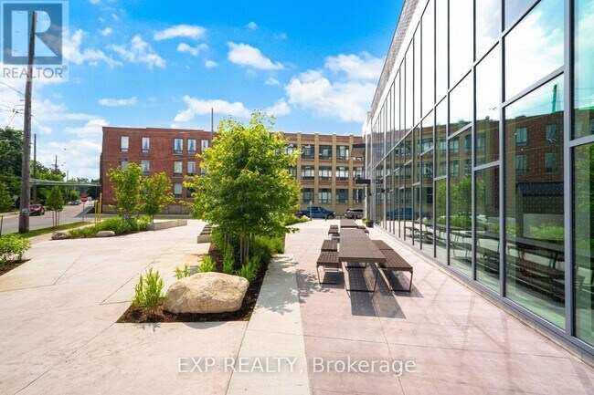Photo du bâtiment - 93-593 Arthur St S